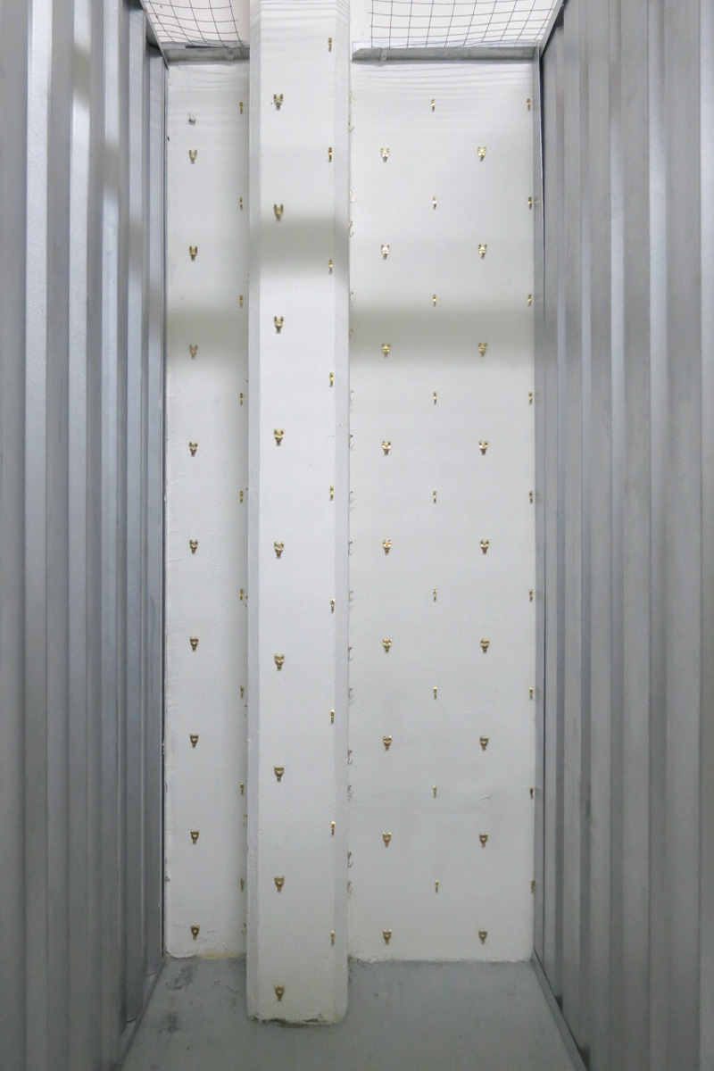 Elsa Werth, ‘[x]’, 2014, crochets x laitonnés, dimensions variables, ensemble